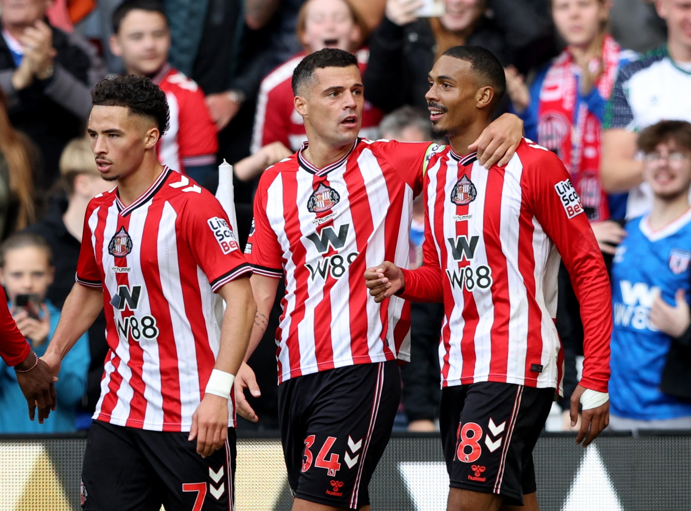 世界杯对阵安排-五大联赛仍有7队主场不败：巴萨、尤文在列，桑德兰成英超独苗